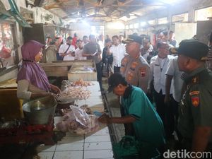 Daging Ayam di Pati Naik Jelang Ramadan, Polisi-TNI Cek Pasar Puri Daging Ayam di Pati Naik Jelang Ramadan, Polisi-TNI Cek Pasar Puri