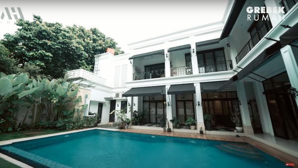 10 Potret Rumah Mewah Arie Untung, Unik Ada Coffee Shop di Bagian Depannya