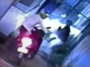 Asyik Main HP, Mahasiswa di Medan Viral Dirampok 2 Pria pakai Besi Asyik Main HP, Mahasiswa di Medan Viral Dirampok 2 Pria pakai Besi