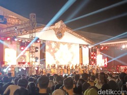 Tumplek Blek Penonton Banjiri #DemiIndonesia Bahagia di UNS Solo