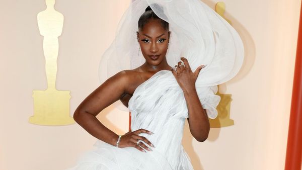 Duh, Penyanyi Ini Dikritik Gegara Busananya di Oscar 2023