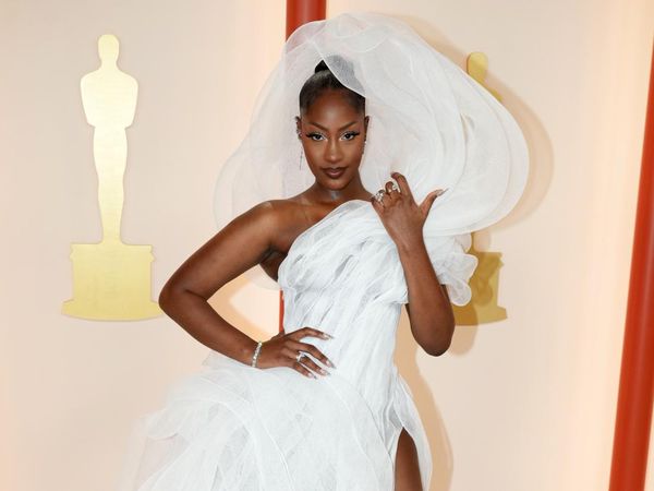 Duh, Penyanyi Ini Dikritik Gegara Busananya di Oscar 2023