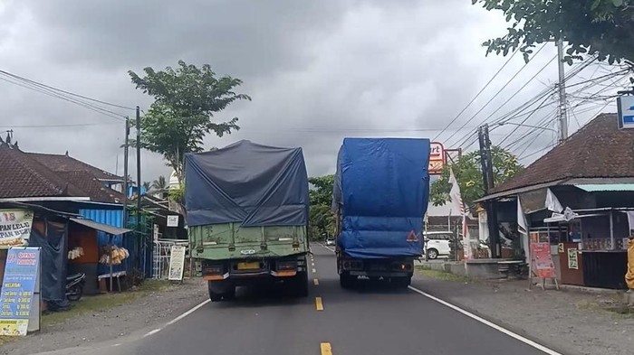 truk keunggulan muatan ODOL Truk keunggulan muatan (ODOL ketika melintas di jalur nasional Denpasar-Gilimanuk, sempurna di Kecamatan Pekutatan, Kabupaten Jembrana, Rabu (15/3/2023).