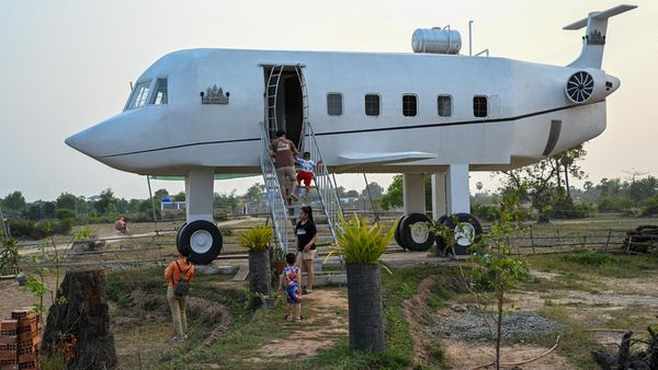 Wujud Rumah Pesawat di Kamboja yang Tarik Perhatian Turis