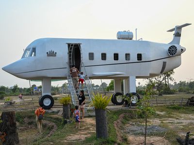 Wujud Rumah Pesawat di Kamboja yang Tarik Perhatian Turis