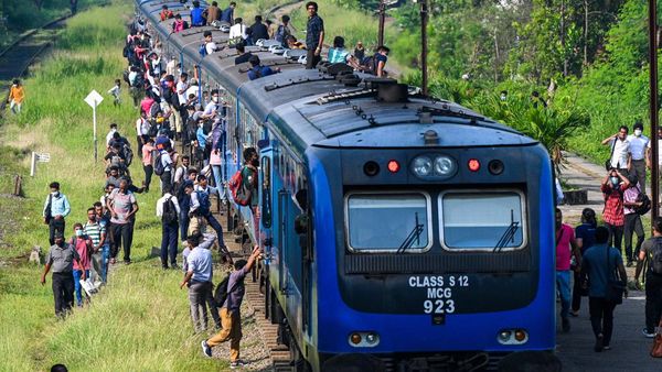 Aksi Mogok Kerja di Sri Lanka Bikin Kereta Api Penuh Sesak