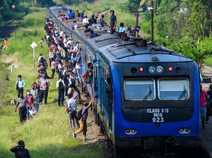 Aksi Mogok Kerja di Sri Lanka Bikin Kereta Api Penuh Sesak Aksi Mogok Kerja di Sri Lanka Bikin Kereta Api Penuh Sesak