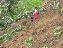 Siswa di Torut Terpaksa Terobos Longsoran di Poros Toraja-Mamuju Demi Sekolah