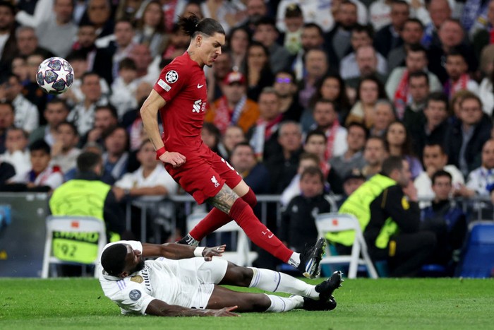 Antonio RΓΌdiger, Darwin Nunez Liverpool's Uruguayan forward Darwin Nunez vies with Real Madrid's German defender Antonio Rudiger (down) during the UEFA Champions League last 16 second leg football match between Real Madrid CF and Liverpool FC at the Santiago Bernabeu stadium in Madrid on March 15, 2023. (Photo by Pierre-Philippe Marcou / AFP) (Photo by PIERRE-PHILIPPE MARCOU/AFP via Getty Images)