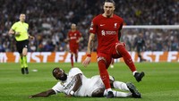 Dengan Rüdiger tak dapat hukuman apa-apa, sejumlah fans Liverpool pun panas karena menganggap paling tidak harusnya ada kartu untuk tekel itu. Foto: REUTERS/SUSANA VERA