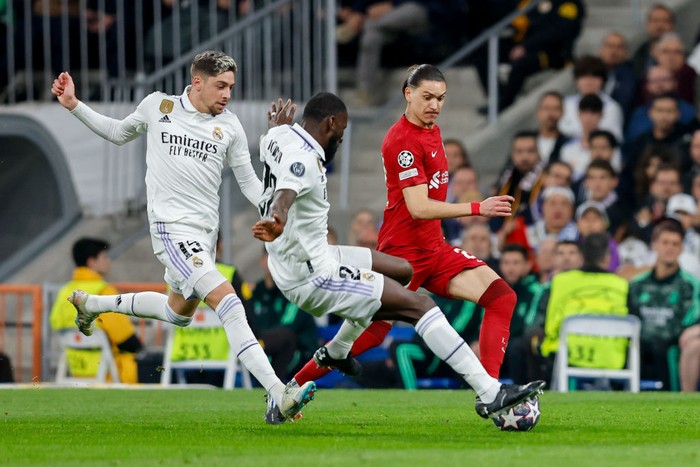 Antonio RΓΌdiger, Darwin Nunez MADRID, SPAIN - MARCH 15: Federico Valverde of Real Madrid, Antonio Ruediger of Real Madrid and Darwin Nunez of Liverpool FC battle for the ball during the UEFA Champions League round of 16 leg two match between Real Madrid and Liverpool FC at Estadio Santiago Bernabeu on March 15, 2023 in Madrid, Spain. (Photo by Manuel Reino Berengui/DeFodi Images via Getty Images)