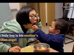 Bikin Haru! Bocah Usia 2 Tahun Ini Rawat dan Beri Makan Sang Ibu