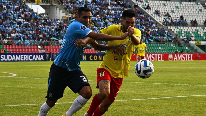 Bloomings defender Juan Valverde (L) and Palmaflors defender Oscar Baldomar (R) vie for the ball during the Copa Sudamericana first stage football match between Bolivias Blooming and Bolivias Atletico Palmaflor, at the Ramón Aguilera Costas stadium in Santa Cruz, Bolivia, on March 9, 2023. (Photo by AIZAR RALDES / AFP) (Photo by AIZAR RALDES/AFP via Getty Images)