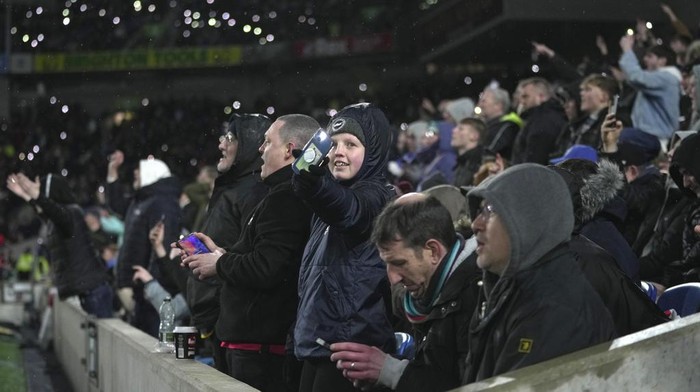 Brighton vs Crystal Palace, Mati Lampu Fans react after the game was stopped because light off during the Premier League soccer match between Brighton and Hove Albion and Crystal Palace at the American Express Community Stadium in Brighton, England, Wednesday, March 15, 2023. (AP Photo/Kin Cheung)