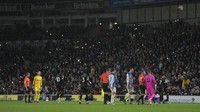 Pertandingan sendiri harus terhenti sejenak. Skornya saat itu adalah 1-0 buat tim tuan rumah. Foto: AP/Kin Cheung