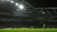 Tak lama berselang, stadion perlahan mulai kembali bermandikan cahaya dan pertandingan pun kembali berjalan. Adalah Brighton yang pada akhirnya mempertahankan keunggulan 1-0 sampai akhir laga. Foto: Action Images via Reuters/ANDREW BOYERS