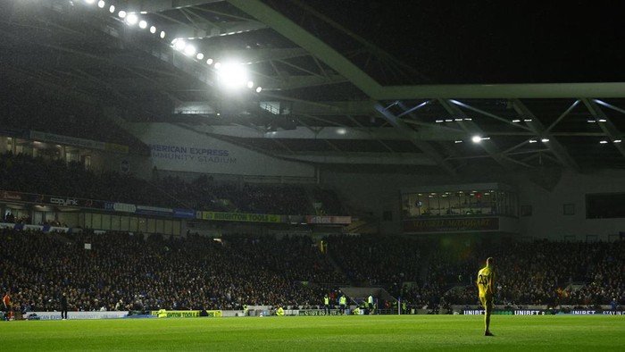 Brighton vs Crystal Palace, Mati Lampu Soccer Football - Premier League - Brighton & Hove Albion v Crystal Palace - The American Express Community Stadium, Brighton, Britain - March 15, 2023 General view as the match is stopped temporarily due to a power cut Action Images via Reuters/Andrew Boyers EDITORIAL USE ONLY. No use with unauthorized audio, video, data, fixture lists, club/league logos or 'live' services. Online in-match use limited to 75 images, no video emulation. No use in betting, games or single club /league/player publications. Please contact your account representative for further details.