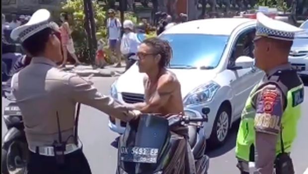 Bule di Bali marah kena tilang.