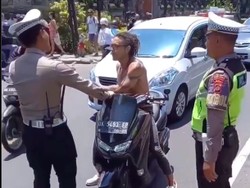 Ditilang karena Tidak Pakai Baju dan Helm, Bule Bali: Polisi Cuma Mau Uang Saya