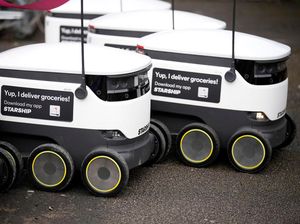 Canggih! Mobil Robot Ini Siap Antarkan Paket ke Rumah Pelanggan