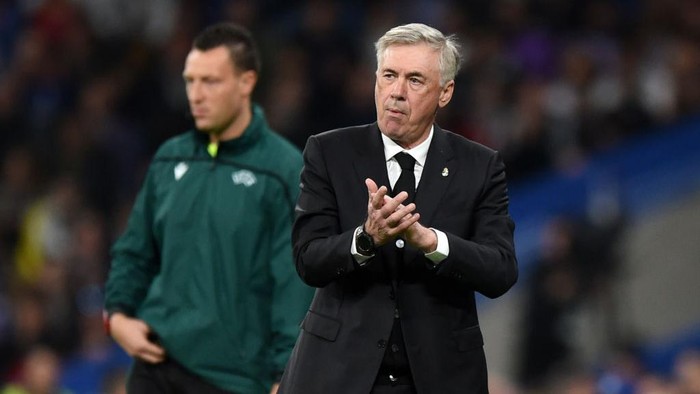 MADRID, SPAIN - MARCH 15: Carlo Ancelotti, Manager of Real Madrid, applauds during the UEFA Champions League round of 16 leg two match between Real Madrid and Liverpool FC at Estadio Santiago Bernabeu on March 15, 2023 in Madrid, Spain. (Photo by Denis Doyle/Getty Images)