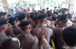Demo soal SPK Fiktif di Sukabumi, Massa Aksi Saling Dorong dengan Polisi