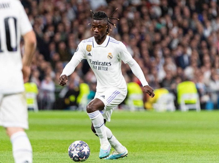 MADRID, SPAIN - MARCH 15: Eduardo Camavinga of Real Madrid controls the ball during the UEFA Champions League round of 16 leg two match between Real Madrid and Liverpool FC at Estadio Santiago Bernabeu on March 15, 2023 in Madrid, Spain. (Photo by Alvaro Medranda/Eurasia Sport Images/Getty Images)