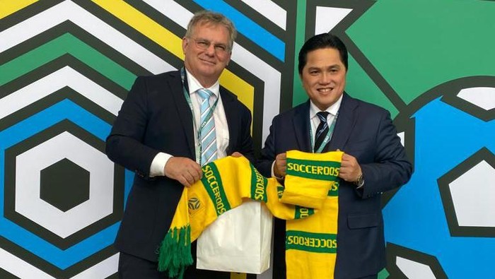 Ketua Umum PSSI, Erick Thohir, bertemu dengan Presiden dari Football Federation of Australia (FFA) Chris Nikou di Kigali, Rwanda, Kamis (16/3/2023).