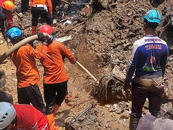 Tim SAR Lanjutkan Pencarian 4 Korban Tertimbun Longsor di Empang Bogor
