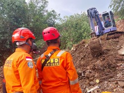 Nenek dan Cucu Tertimbun Longsor di Empang Bogor Ditemukan