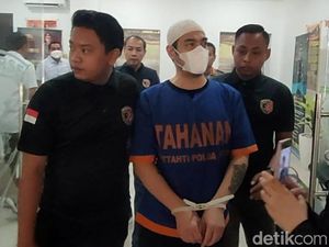 Ferry Irawan Diam Seribu Bahasa Saat Dibawa ke Kejari Kota Kediri Ferry Irawan Diam Seribu Bahasa Saat Dibawa ke Kejari Kota Kediri