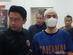 Penampakan Ferry Irawan Saat Dilimpahkan ke Kejari Kota Kediri