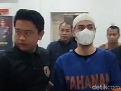 Penampakan Ferry Irawan Tersangka KDRT Diserahkan Polisi ke Jaksa