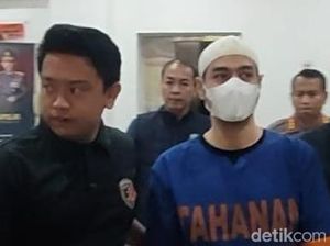 Penampakan Ferry Irawan Saat Dilimpahkan ke Kejari Kota Kediri Penampakan Ferry Irawan Saat Dilimpahkan ke Kejari Kota Kediri