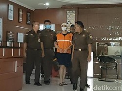 Ferry Irawan Keluar Ruangan Berganti Rompi-Ditahan di Lapas Kediri