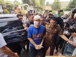 Penampakan Ferry Irawan Saat Dilimpahkan ke Kejari Kota Kediri