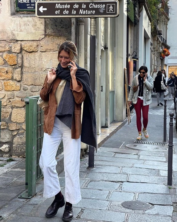 Foto: instagram.com/parisiensinparis Pakaian berwarna netral/