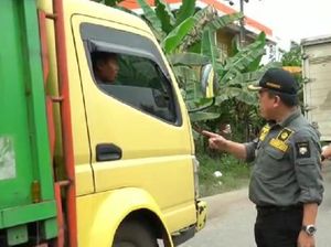 Momen Gubernur Jambi Marahi Sopir Truk Batu Bara  yang Melintas Siang Hari