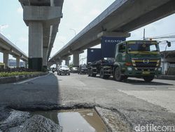 Hati-hati! Jalanan di Cakung Rusak Parah