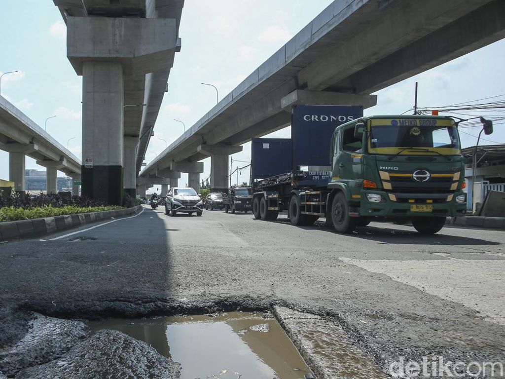 Hati-hati! Jalanan di Cakung Rusak Parah Hati-hati! Jalanan di Cakung Rusak Parah