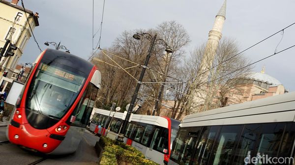 Bebas Macet! Asyiknya Hilir-mudik Naik Trem di Turki