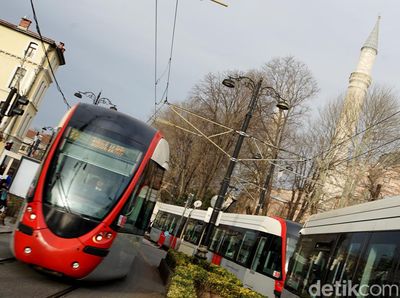 Bebas Macet! Asyiknya Hilir-mudik Naik Trem di Turki