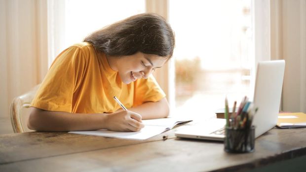 Karena perkembangan jaman berjalan sangat cepat, tentunya kita harus selalu upgrade ilmu pengetahuan/Foto: pexels.com/olly