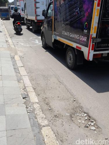 Jalan berlubang di Jalan Kunir yang bikin pemotor wanita tewas terjatuh dan terlindas bus.