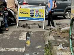 Lubang Menganga di Jalan Otista Picu Kemacetan