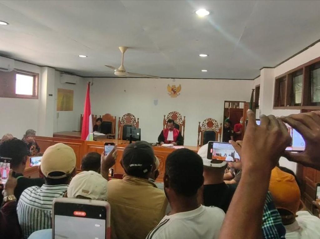 Hakim Gugurkan Praperadilan Plt Bupati Mimika terkait Korupsi Pesawat Rp 69 M Hakim Gugurkan Praperadilan Plt Bupati Mimika terkait Korupsi Pesawat Rp 69 M