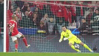 Gelandang Benfica João Mário juga masih bisa menambah koleksi enam golnya di Liga Champions sejauh ini. Foto: AP/Armando Franca