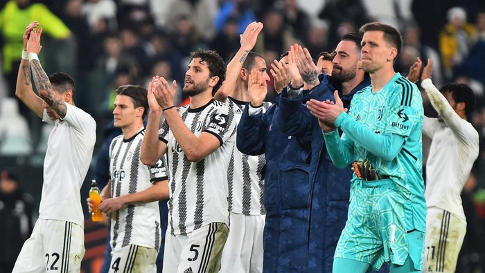Soccer Football - Europa League - Round of 16 - First Leg - Juventus v SC Freiburg - Allianz Stadium, Turin, Italy - March 9, 2023  Juventus Wojciech Szczesny and Manuel Locatelli celebrate with teammates after the match REUTERS/Massimo Pinca