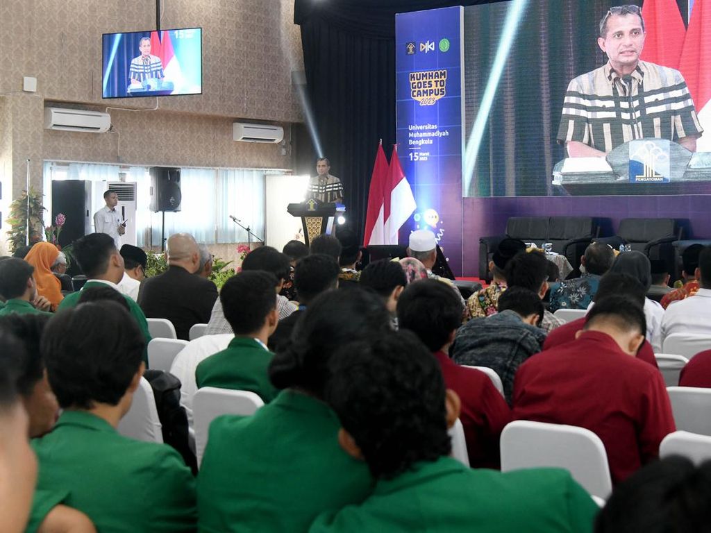 Wamenkumham Turun Gunung Sosialisasikan KUHP di Depan Mahasiswa Wamenkumham Turun Gunung Sosialisasikan KUHP di Depan Mahasiswa