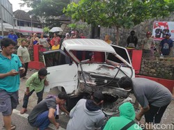 Truk Kontainer Tabrak Sejumlah Kendaraan Parkir Depan Pasar Bandarjo Ungaran